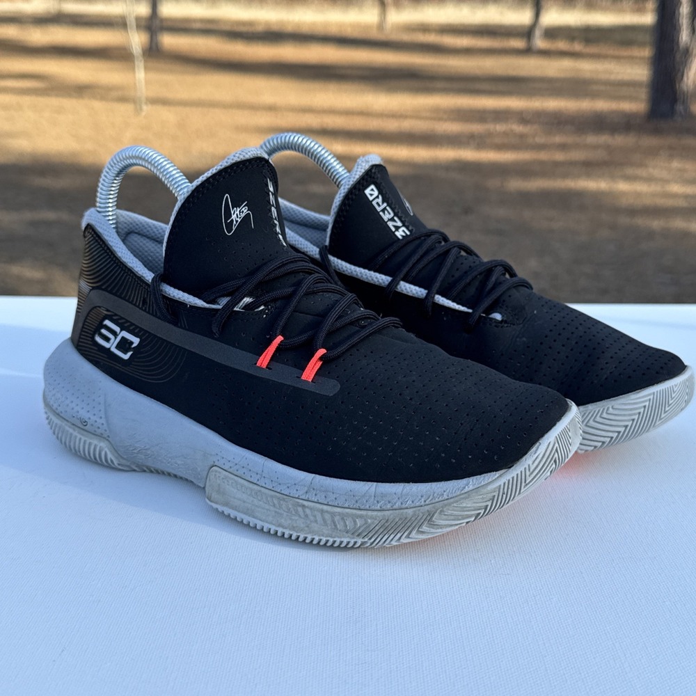 Under Armour SC 3Zero III Shoes Youth 6 Women‎ 8 Black Basketball Shoes Sneakers